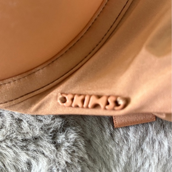 SKIMS Weightless Scoop Bra 32C - Picture 4 of 4